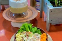 Plato de ceviche mixto chileno, copa de suspiro limeño y latas de Leche evaporada IDEAL®