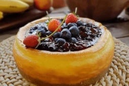 Cheesecake estilo New York relleno con frutos rojos como fresas, arándanos y mermelada de mora