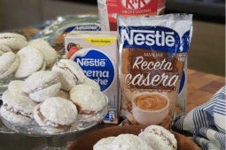 Empolvados NESTLÉ® Manjar servidos en bandejas de repostería o con Untable KITKAT®