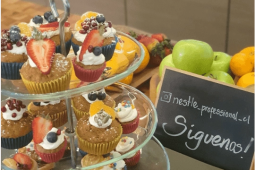 Muffins de zanahoria, miel y frutas en bandejas escalonadas de repostería