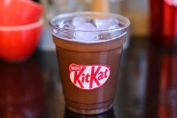 Vaso Transparente KITKAT con receta chocolate sabor KitKat Iced sobre una mesa de una mesada