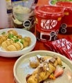 Plato de tequeños salados y plato de tequeños dulces junto a dos botes de Crema Nestlé Kit Kat Untable