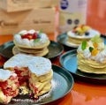 Cuatro platos con Tortas de Hojarasca con Leche Condensada Untable Nestlé decoradas con merengue suizo y frutillas