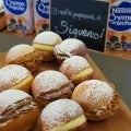 Nueve Berlines rellenos de Manjar Nestlé y espolvoreados con azúcar