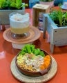 Plato de ceviche mixto junto a una copa de suspiro limeño