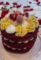 Torta red velvet con relleno cheesecake decorada con Leche Condensada Untable Nestlé, macarons y berries