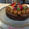 Tarta de Brownie con Kit Kat Untable y decorado con bombones de chocolate, frutos del bosque e higos