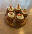 Cinco cupcakes de zanahoria decoradfos con Leche Condensada y mini zanahorias