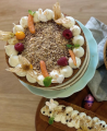 Carrot Cake decorado con Leche Condensada, mini zanahorias, uchuvas y frambuesas