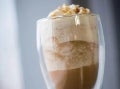 Frozen caramel latte en vaso doble pared de vidrio