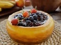 Cheescake redondo con toppings de frutos rojos