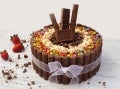 Torta de chocolate mix SUBLIME® decorada con dulces coloridos y de diferentes tamaños