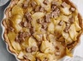 En un molde, Pie de Manzana decorado con trozos de KITKAT® 4 Finger