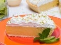 Pie de limón decorado con crema chantilly, hojas de hierbabuena y rodajas de limón