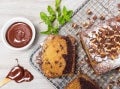 Keke PRINCESA® cortado sobre una malla, y al lado salsa de chocolate y hojas de menta