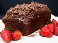 Keke TRIÁNGULO ® decorado con salsa de chocolate y acompañado con fresas frescas