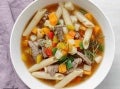 Plato con Minestrone elaborado con pasta, carne, vegetales y productos MAGGI®