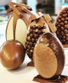 Huevos de Pascua rellenos con acabado brillante y decorados con productos NESTLÉ® 