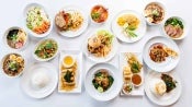 Comida mexicana, japonesa, coreana y de otros tipos de gastronomía servidas en una mesa blanca