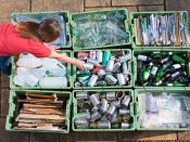 Mujer deja una lata en uno de los 9 contenedores en los que se clasifican los residuos de acuerdo con su tipo