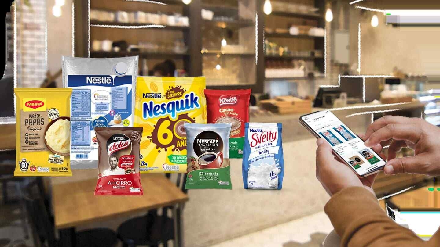 Mano de hombre con un celular que esta en la página de la tienda en línea de Nestlé Professional junto a algunos productos
