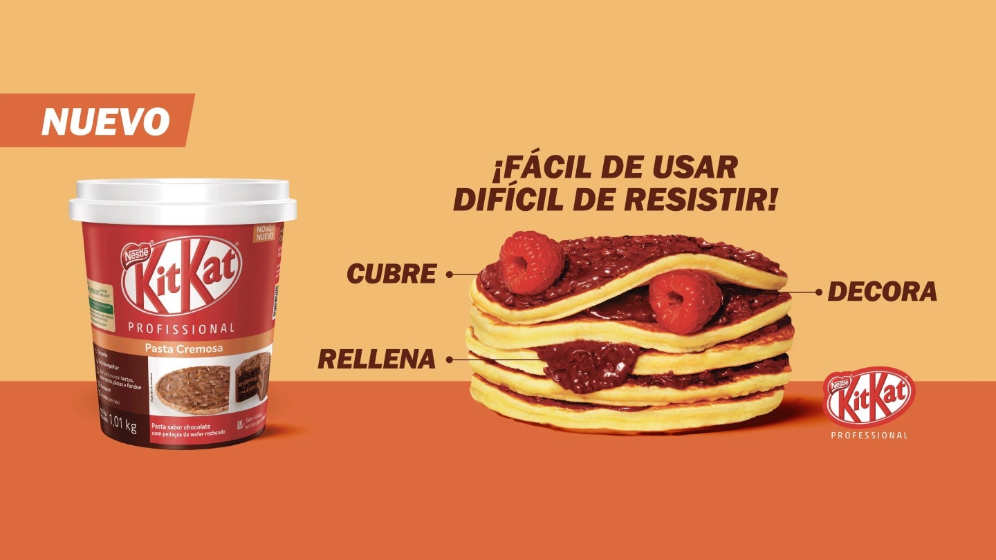 Bote de Untable KITKAT® y una torre de pancakes cubiertos, decorados y rellenos con chocolate y frambuesas