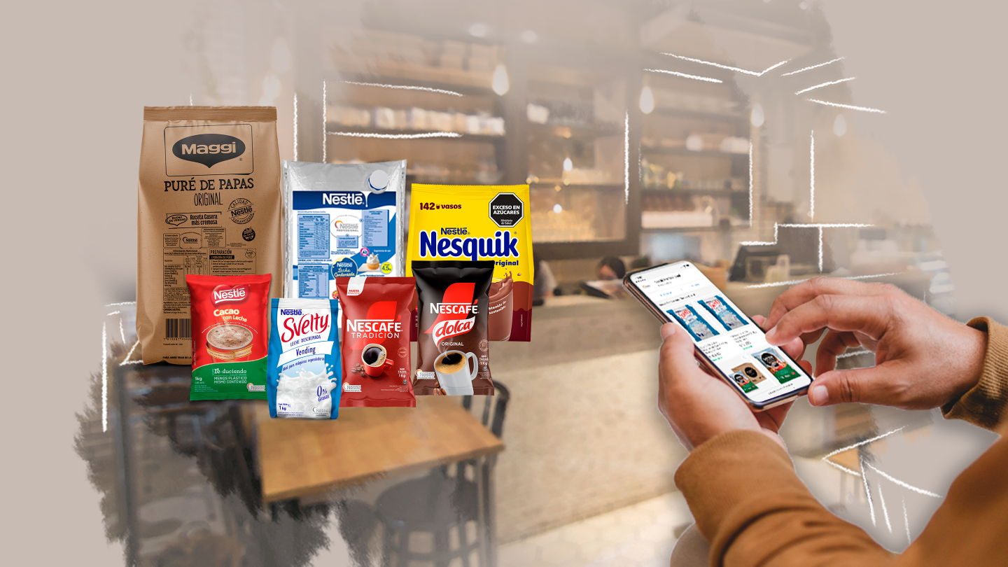 Mano de hombre con un celular que esta en la página de la tienda en línea de Nestlé Professional junto a algunos productos