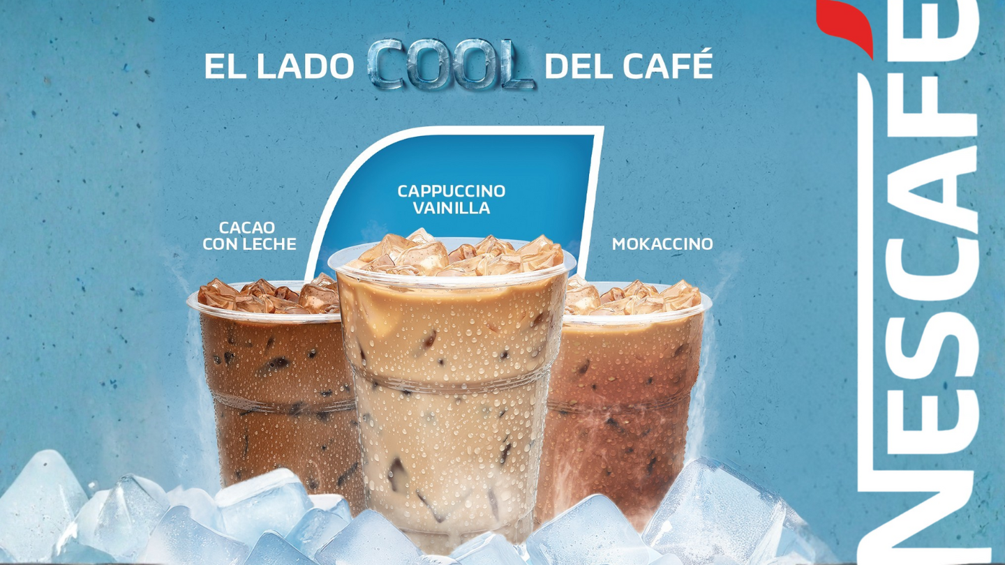 selección de bebidas de café helado sobre un fondo azul fresco