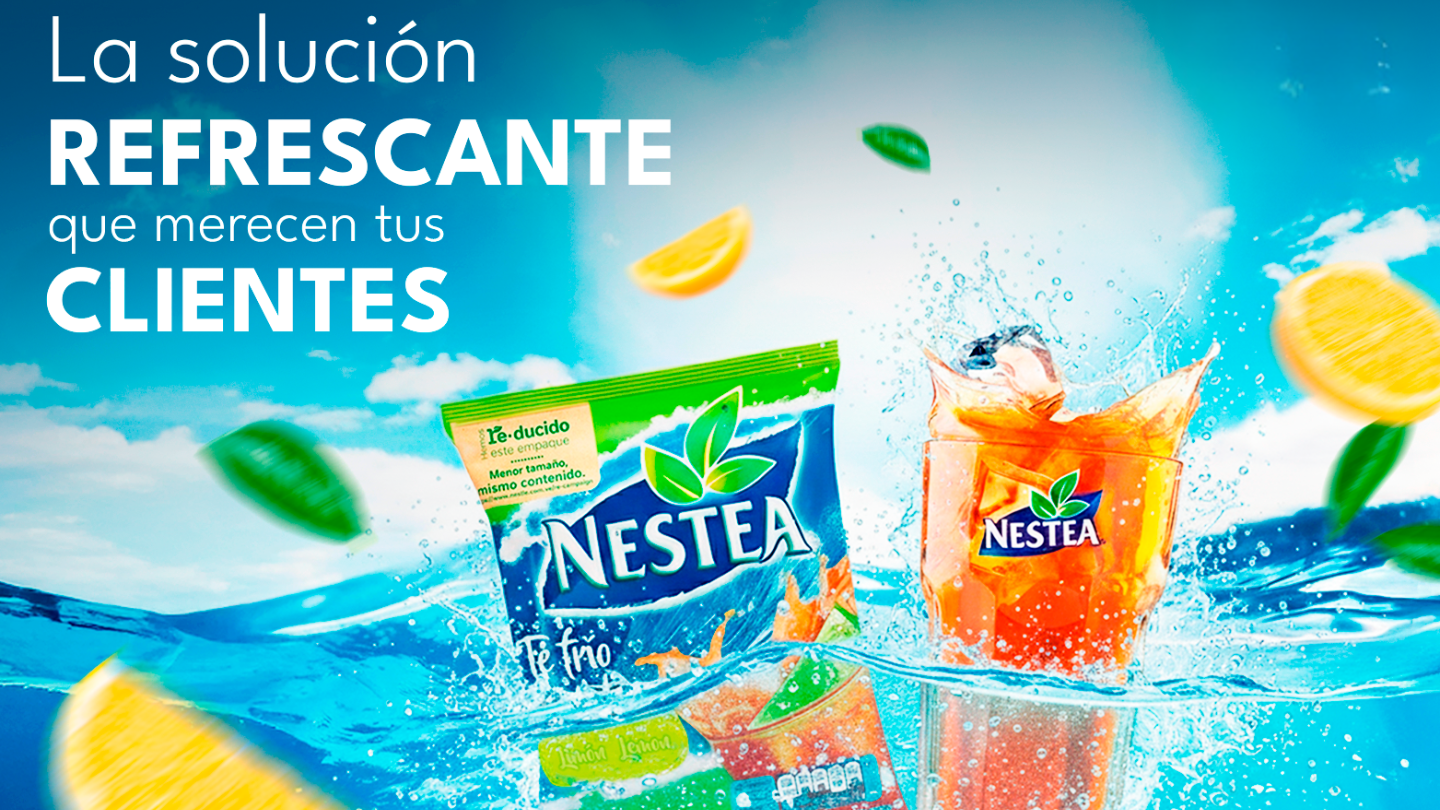 Nestea y vaso de te helado con hielo 