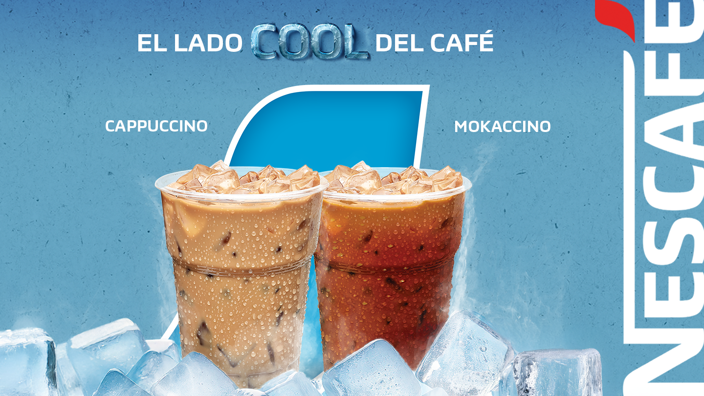 Publicidad de café helado con dos bebidas: Cappuccino y Mokaccino, rodeadas de cubos de hielo. 