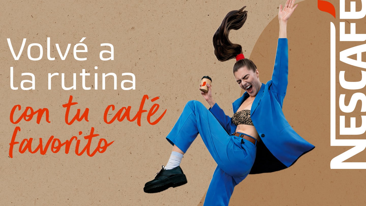 banner con una chica de traje azul sosteniendo un vaso de café