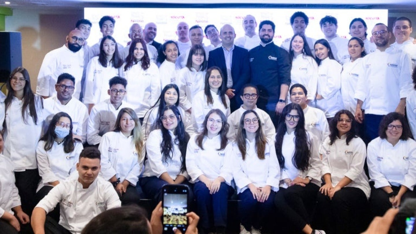 Grupo de participantes del Programa YOCUTA posando en evento formativo con chefs e instructores