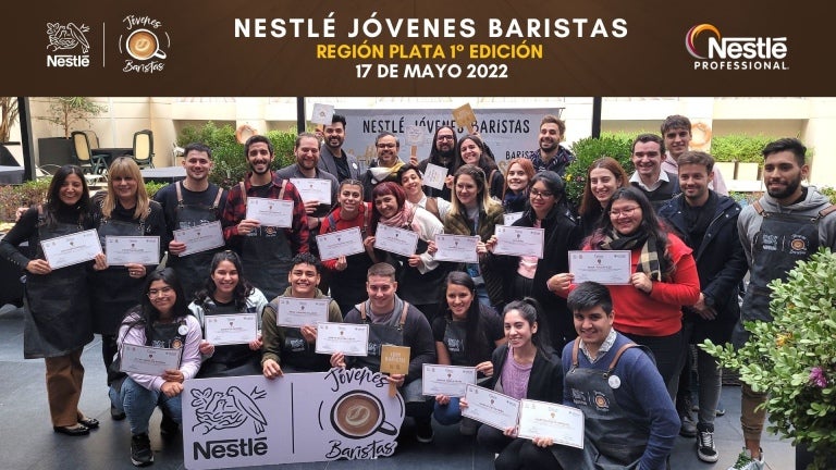 Jóvenes egresados de la primera edición del programa Nestlé Jóvenes Baristas