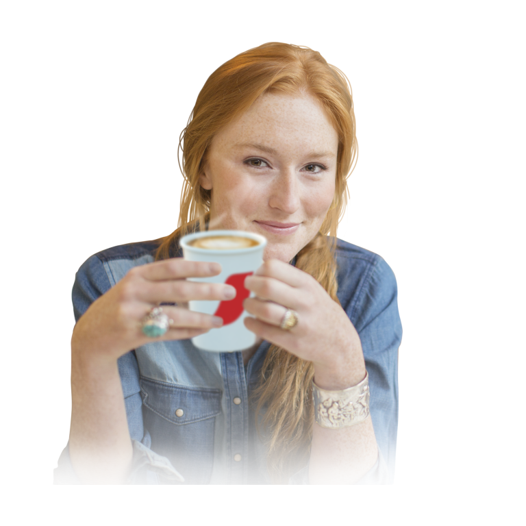 Mujer con vaso blanco on the go Nescafé en sus manos