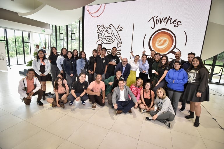Grupo de estudiantes y maestros del programa Jóvenes Baristas