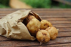 Papas en bolsa madera sobre mesa