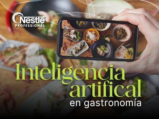 Celular capturando fotos de platillos con el texto “Inteligencia artificial en gastronomía”.