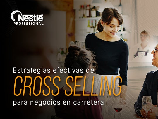 Mesera conversando con comensales en un restaurante, ideal para ilustrar técnicas de cross selling.