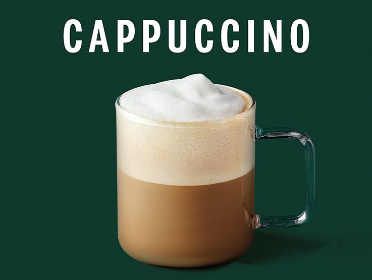 Cappuccino con espuma cremosa servido en taza de vidrio para food service