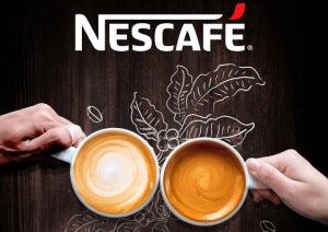Tazas de café espresso preparadas con máquinas de café NESCAFÉ® para negocios en cafetería.
