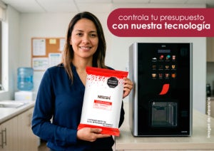 Mujer sosteniendo insumo NESCAFÉ junto a máquina automática, solución de máquinas de café para empresas