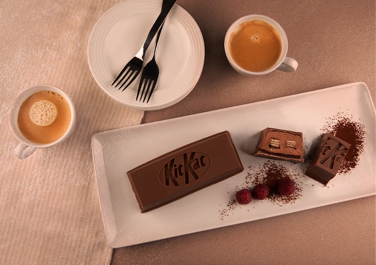  Postre de chocolate KITKAT® con café servido en platos blancos