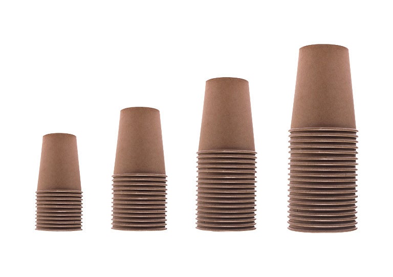  Vasos apilados en diferentes niveles representando crecimiento de demanda en alimentos y bebidas