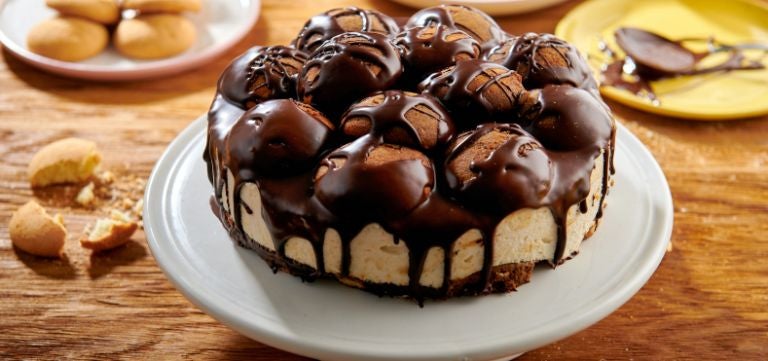 Pastel de chocolate sobre soporte de repostería hecho con cobertura Nestlé Professional