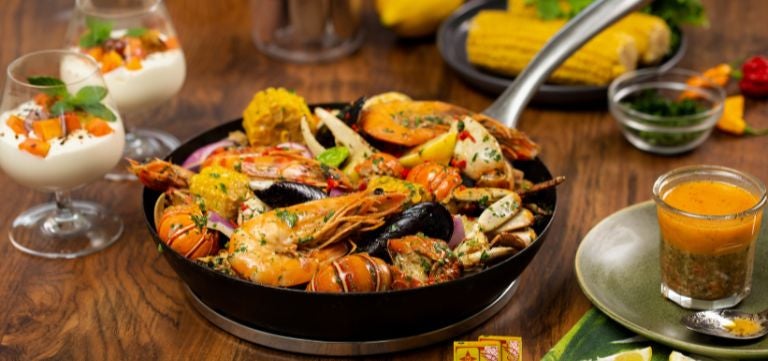 Plato de mariscos preparado con salsas, bases y sazonadores Nestlé Professional