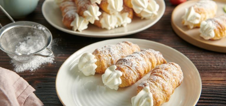 Croissants con crema, postres preparados con lácteos Nestlé Professional